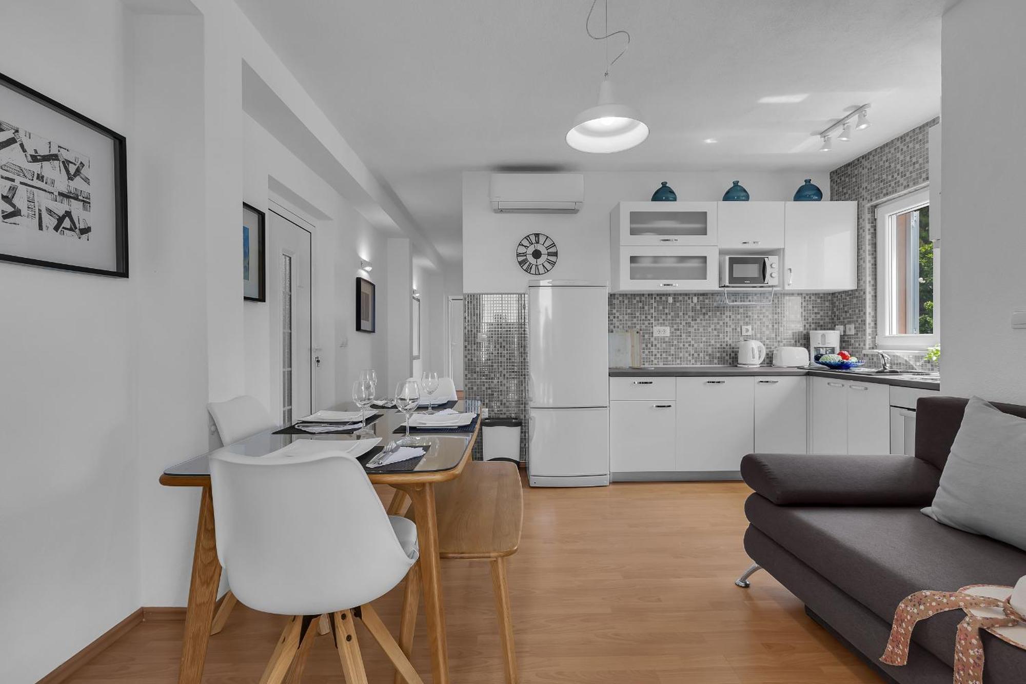 Apartments Villa Katarina Tucepi Bilik gambar